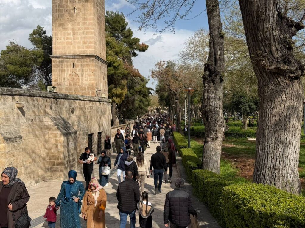 Güneşli havayı fırsat bilenler Balıklıgöl’e akın etti!