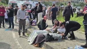 Halk otobüsü otomobilin üzerine devrildi: 44 yaralı