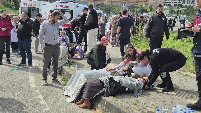 Halk otobüsü otomobilin üzerine devrildi: 44 yaralı