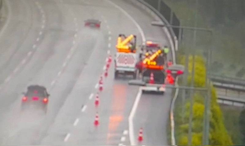 Kontrolden çıkan araç görevlileri biçti: O anlar kamerada