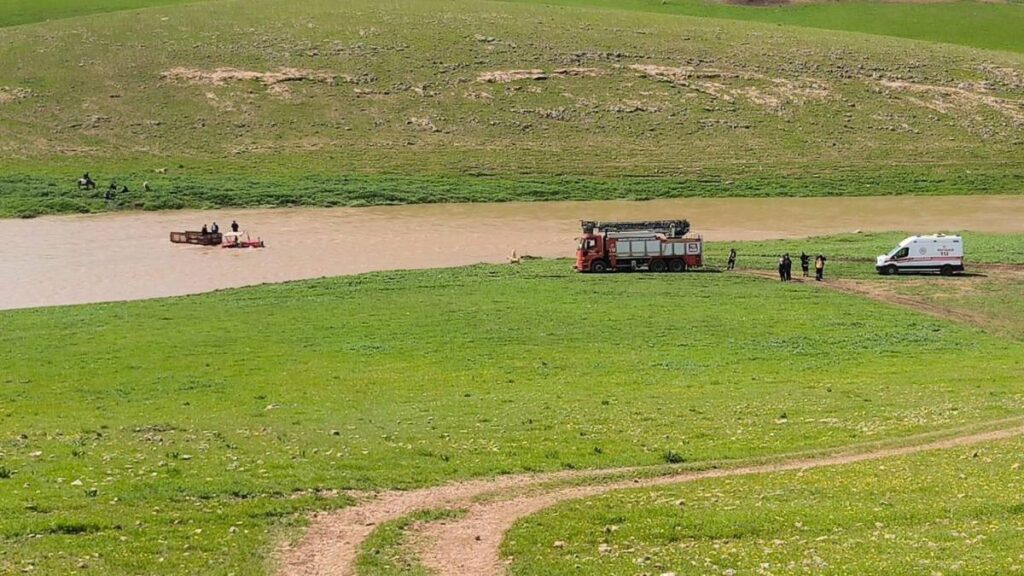 Şanlıurfa'da 3 kişi derede mahsur kaldı!