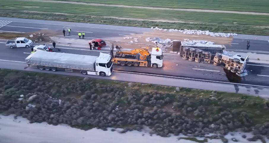 Tır devrildi: Yardım için duran araca başka bir araç çarptı