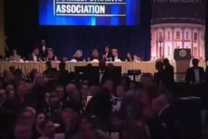 Trump'ın katıldığı etkinliğe silahlı saldırı: O anlar kamerada!