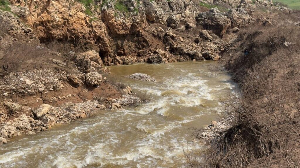 Urfa'da gizemli dere! Suyu girdapta kayboluyor!