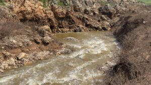 Urfa'da gizemli dere! Suyu girdapta kayboluyor!