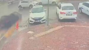 Urfa'da iki otomobilin çarpıştığı kaza kameralarda!