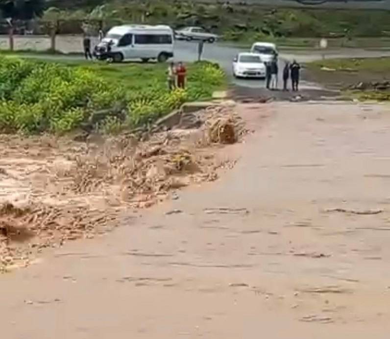 Urfa'da sağanak yağış sele neden oldu!