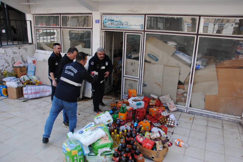 Vatandaşa yedireceklerdi! Urfa'da zehir saçan depoya baskın!