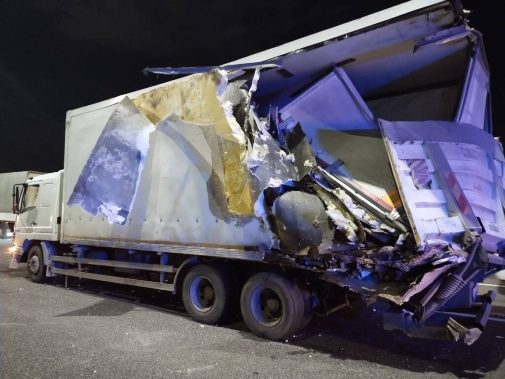 Yolcu otobüsü tıra çarptı! Feci kazada çok sayıda yaralı var!