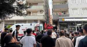 Şanlıurfa’da korku dolu anlar! Bir işçi demirlerde asılı kaldı!
